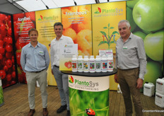 Hans van Eijk, Alwin Scholten en Leo Hoogeveen van PlantoSys zagen in de proef op stellingen dat met plantversterker Nutricin het gewas 4,5% meer productie opleverde t.o.v. een onbehandeld gewas en bovendien vroeger in productie kwam.